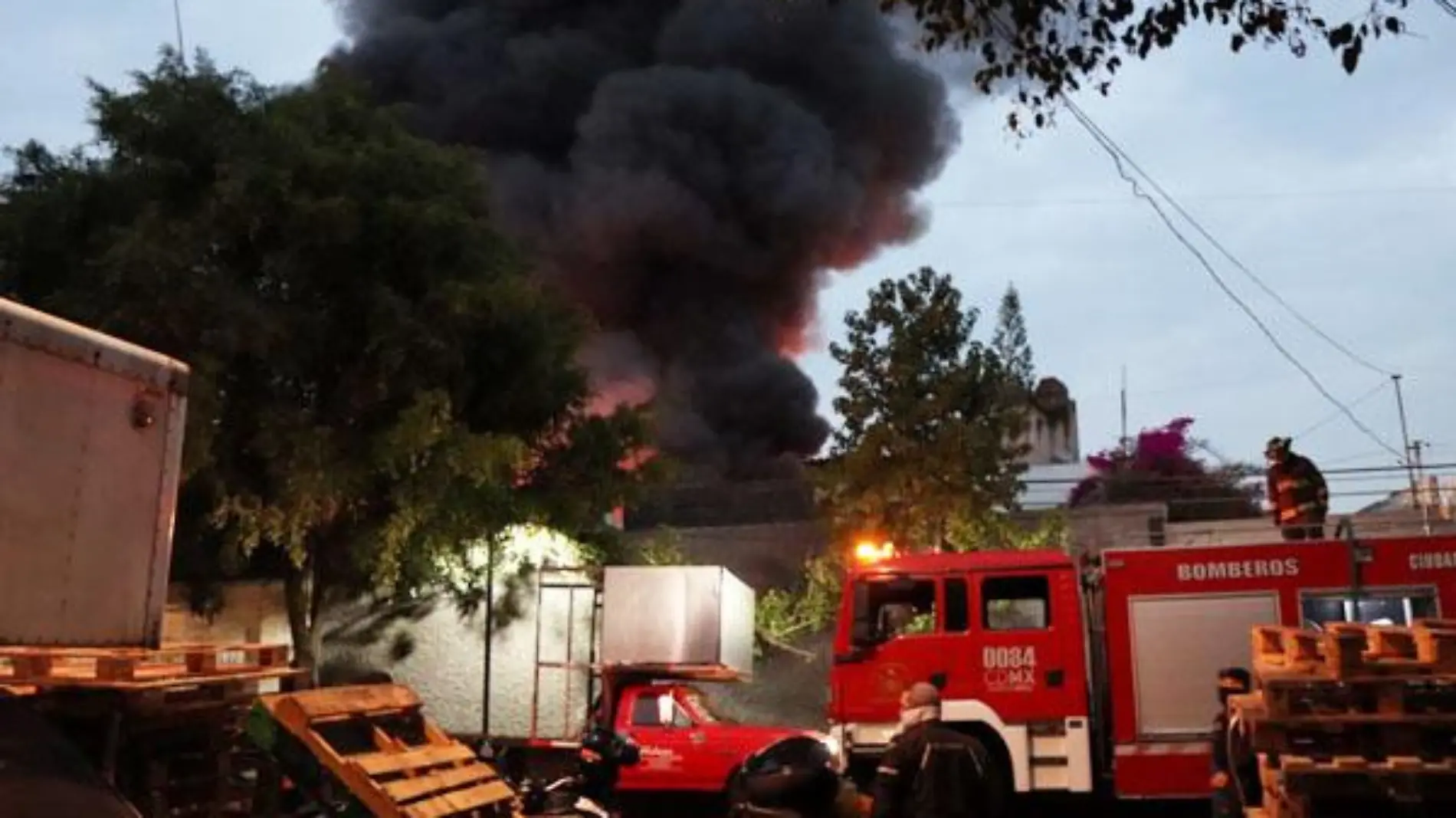 Desalojan a cientos vecinos tras fuerte incendio de fábrica en Azcapotzalco